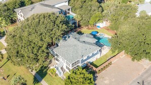Una propiedad residencial con una casa grande, una piscina y un jacuzzi.