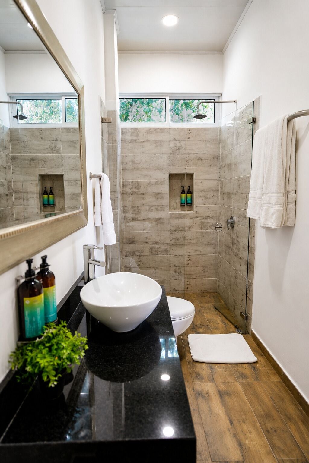 Superior tweepersoonskamer | Badkamer | Een douche