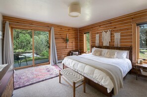 3 bedrooms, iron/ironing board, internet, bed sheets
