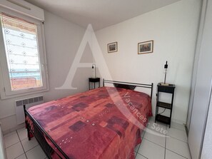 1 chambre, fer et planche Ă repasser