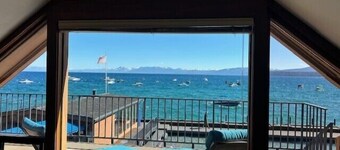 Lakefront condo with amazing panoramic lake views!! Steps to beach