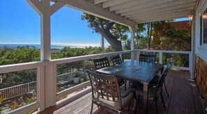 Outdoor dining - Casa Coventry on Happy Hill (Cambria)