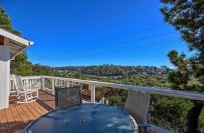 Outdoor dining - Casa Coventry on Happy Hill (Cambria)