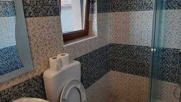 Douche, serviettes fournies, savon, papier toilette