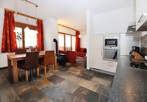 Kylskåp, mikrovågsugn, ugn och diskmaskin