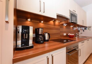 Kjøleskap, mikrobølgeovn, ovn og oppvaskmaskin