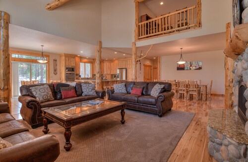 4 EnSuites, Spacious, Updated, A/C, Hot Tub,12 SHARC