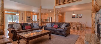 4 EnSuites, Spacious, Updated, A/C, Hot Tub,12 SHARC