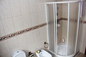 Dusche, Haartrockner, Bidet, Handtücher