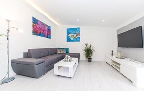 TV, fireplace, DVD player, table football - Villa Lioness in Kastel Luksic, playground & pool (Kastel Luksic)