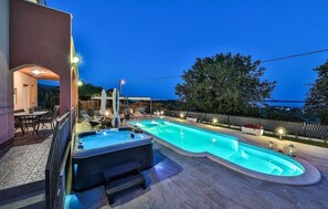 Terrace/patio - Villa Lioness in Kastel Luksic, playground & pool (Kastel Luksic)