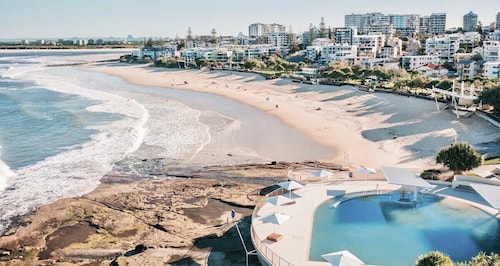 Bright Stylish King’s Beach Apartment
