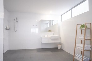 Bathtub, free toiletries, hair dryer, towels
