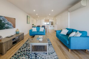 TV, Netflix, streaming services, stereo - Bright Stylish King’s Beach Apartment (Kings Beach)