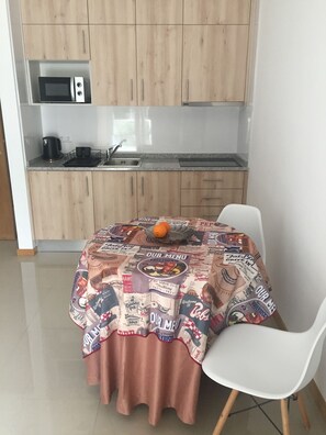 Réfrigérateur, four à micro-ondes, un four, surface de cuisson