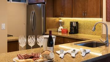 Condo, 1 quarto | Cozinha privada | Cafeteira/chaleira, geladeira, fogão, torradeira