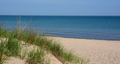 Beachwalk Guest Cottage Across from Lake Michigan