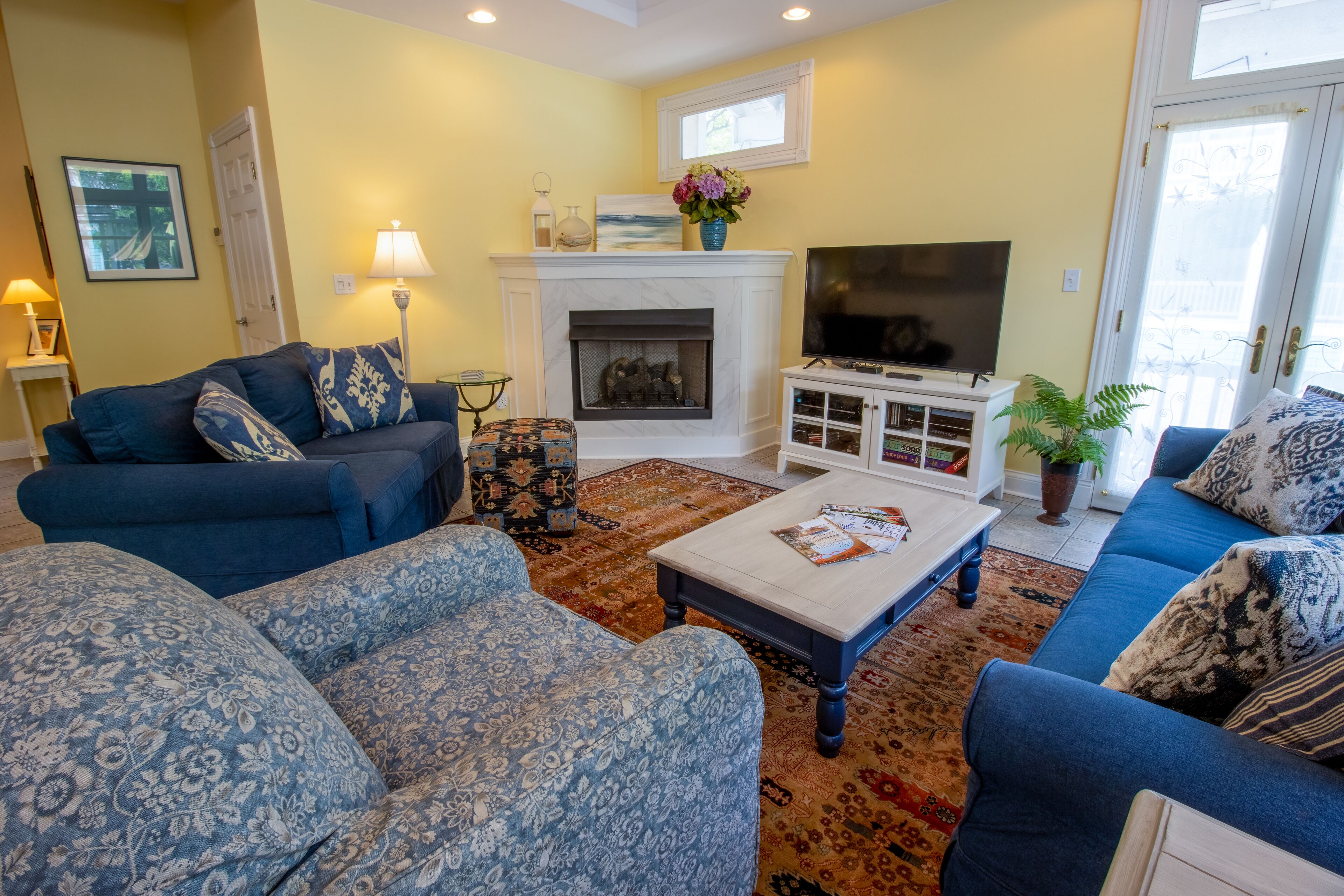 DVD-Player, Tischtennisplatte, Bücher