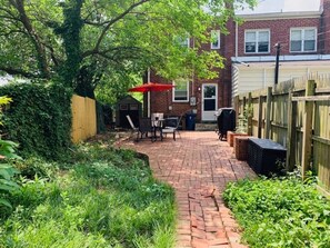 Outdoor dining - Wonderful Renovated Townhouse in a Prime Location (Alexandria)