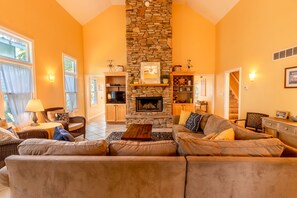 Chimenea, reproductor de DVD, libros y videoteca