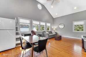Interior - Cozy cottage NOW available for short or long term rentals(seasonal) (Michigan City)