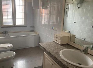 Ensemble douche/baignoire, sèche-cheveux, bidet, serviettes fournies