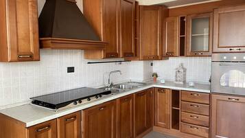 Frigorifero, forno, piano cottura, macchina per tè/caffè