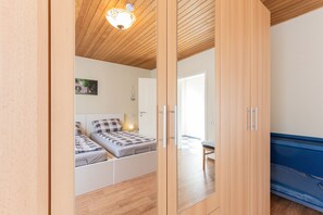 2 bedrooms, iron/ironing board, travel crib, WiFi - Vacation apartment Reemts (Frieso) - Holiday apartments Reemts 35204 (Neukamperfehn)