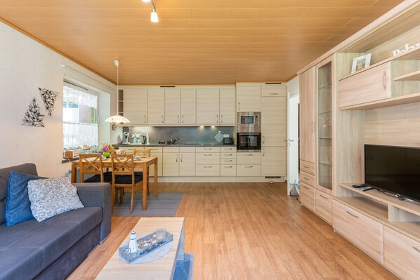 TV - Vacation apartment Reemts (Frieso) - Holiday apartments Reemts 35204 (Neukamperfehn)