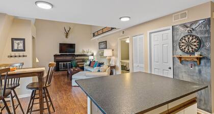0.2 Miles to Downtown Auburn! Pet friendly AU Townhome Sleeps 10!