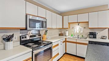 冰箱、微波炉、烤箱、炉灶