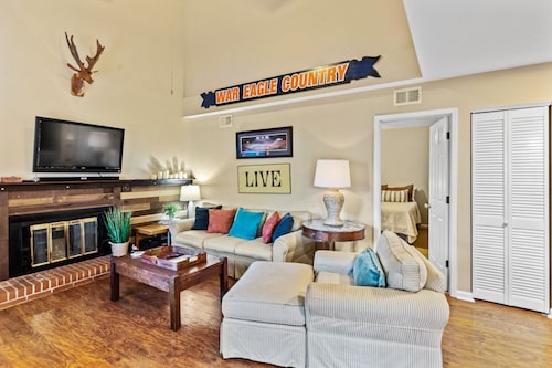 0.2 Miles to Downtown Auburn! Pet friendly AU Townhome Sleeps 10!