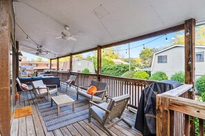 Property grounds - 0.2 Miles to Downtown Auburn! Pet friendly AU Townhome Sleeps 10! (Auburn)