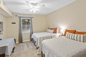 3 bedrooms, iron/ironing board, WiFi, bed sheets - 0.2 Miles to Downtown Auburn! Pet friendly AU Townhome Sleeps 10! (Auburn)