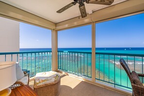 Uma varanda com vista para o mar e a praia.