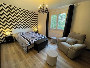 4 dormitoris, planxa i posts de planxar i un bressol de viatge