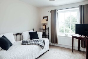 3 slaapkamers, een strijkplank/strijkijzer, reisbedje, gratis wifi