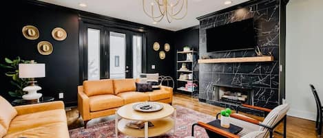 Una televisión, una chimenea, una oficina