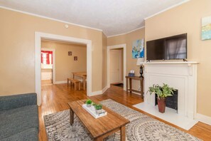 TV - Downtown, Mins to Lakebottom Park-Our Midtown Nook (Columbus)
