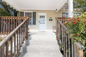 Exterior - Downtown, Mins to Lakebottom Park-Our Midtown Nook (Columbus)