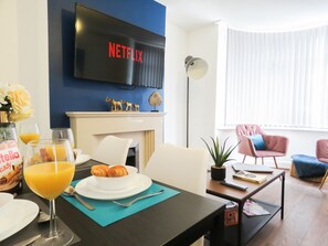 Basic House | Living area | Flat-screen TV