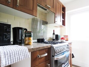 Basic House | Private kitchen | Full-size fridge, microwave, oven, stovetop