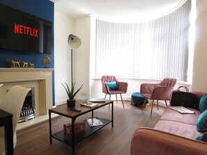 Basic House | Living area | Flat-screen TV