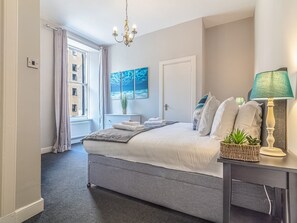 3 bedrooms, iron/ironing board, free WiFi, bed sheets - Spacious and Homely flat on the Royal Mile - Pass the Keys (Edinburgh)