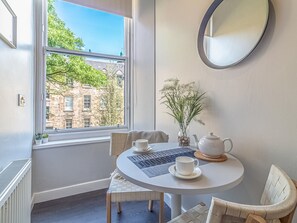 Dining - Spacious and Homely flat on the Royal Mile - Pass the Keys (Edinburgh)