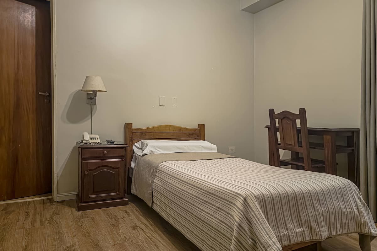 Chambre Simple Standard | 1 chambre, coffres-forts dans les chambres, Wi-Fi gratuit, draps fournis