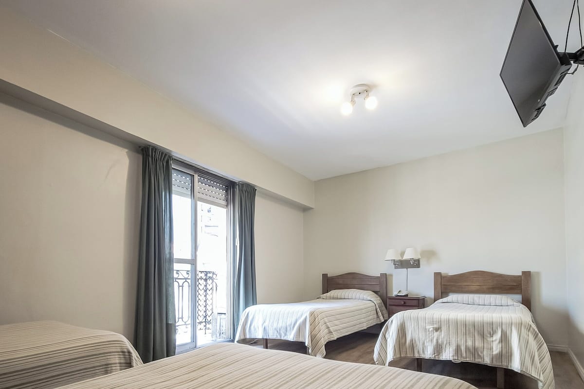 Chambre Quadruple Standard | 1 chambre, coffres-forts dans les chambres, Wi-Fi gratuit, draps fournis