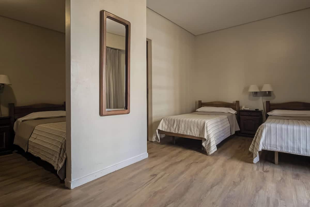 Chambre Triple Standard | 1 chambre, coffres-forts dans les chambres, Wi-Fi gratuit, draps fournis