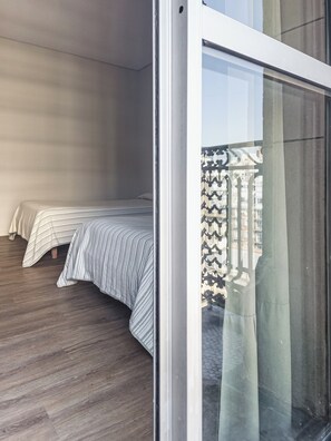 Standard-Dreibettzimmer | Zimmersafe, kostenloses WLAN, Bettwäsche