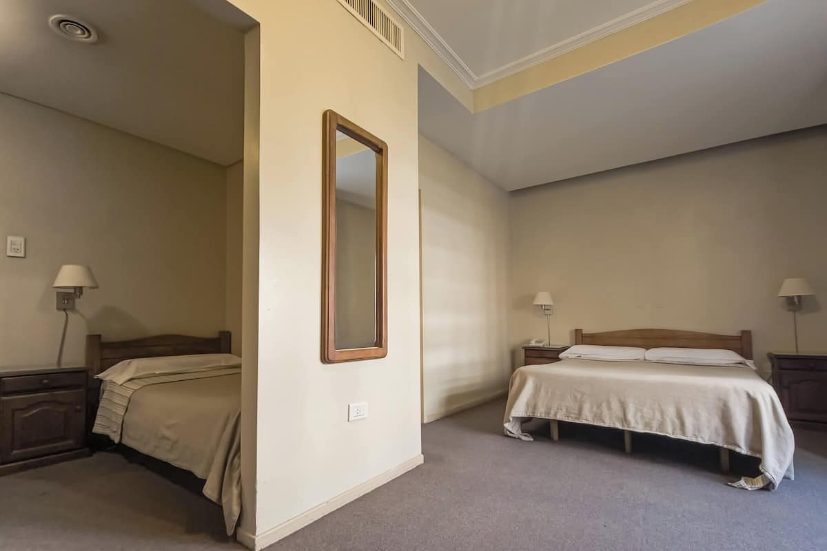 Chambre Triple Standard (B) | 1 chambre, coffres-forts dans les chambres, Wi-Fi gratuit, draps fournis